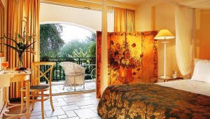 GRECOTEL Eva Palace Deluxe Bungalow Schlafzimmer mit Balkon und Gartenblick