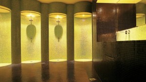 GRECOTEL Creta Palace Wellnessbereich mit Duschen innerhalb des Spa
