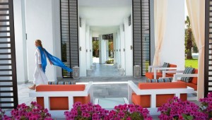 GRECOTEL Creta Palace Lounge im Außenbereich an der Gartenanlage