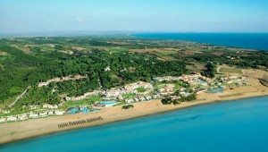 GRECOTEL Olympia Oasis Überblick über die Anlage mit Strand und Meer
