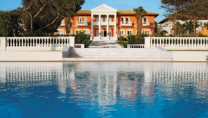 GRECOTEL Mandola Rosa Suites und Villas Überblick Haupthaus und Pool