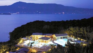 GRECOTEL Eva Palace Überblick über das Hotel und das Meer am Abend