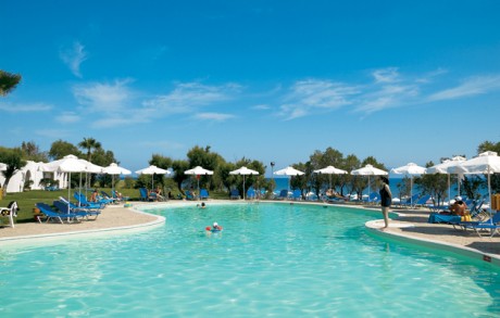 GRECOTEL Lakopetra Beach Überblick über die Poolanlage mit Liegen und Schirmen