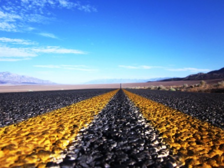 West USA Rundreise Typische Straße durch die endlos kargen Wüsten im Westen der USA