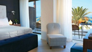 GRECOTEL Amirandes Superior Gästezimmer mit Balkon und direktem Blick auf das Meer