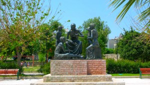 Inselhüpfen Griechenland Hippocrates Statue Kos