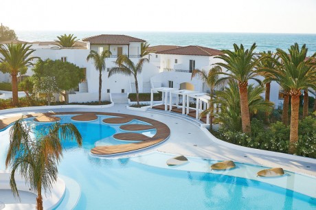 Die exquisite Poolanlage des GRECOTEL Caramel Boutique Resort