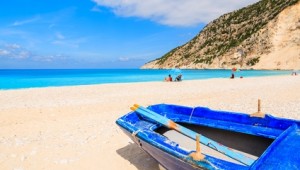 Griechenland Inselhüpfen Reise - Fischerboot am Strand von Kefalonia